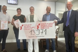 Monique Lehky Hagen, au centre, remet les 13971 signatures au vice-chancelier Stéphane Theytaz, tout à droite